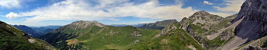 Panorama dal Passo di Gabbia (2050 m) sul sentiero dei fiori alto n. 244 nel Mandrone